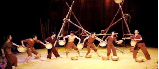 Cirque "Mon Village" : Théâtre + Cirque = Poésie... Cirque "Mon Village" : Théâtre + Cirque = Poésie...