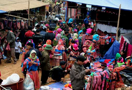 Nord Vietnam - Marché de Coc Ly - Hmong fleuries (ou fleurs)