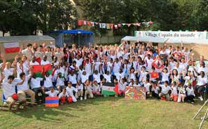 Des Vietnamiens au Village "Copain du monde" en France Des Vietnamiens au Village "Copain du monde" en France