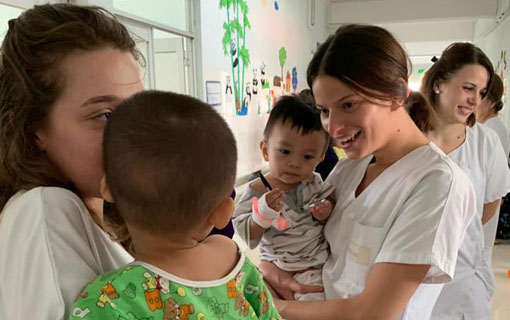 Dijon : Les trois étudiantes infirmières sont arrivées au Viêt Nam