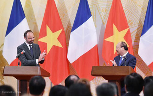 Édouard Philippe annonce dix milliards d'euros de contrats au Vietnam Édouard Philippe annonce dix milliards d'euros de contrats au Vietnam