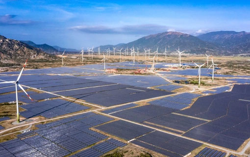 Transition vers l'économie verte : L'expansion des parcs éoliens et solaires au Vietnam s'avérait cruciale pour stimuler sa croissance économique, selon le Financial Times