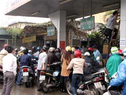 Vietnam: le prix de l'essence en hausse de 18% Vietnam: le prix de l'essence en hausse de 18%