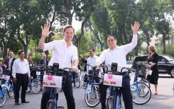 Les Premiers ministres vietnamien et néerlandais explorent Hanoï à vélo