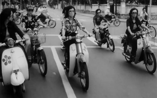 Le film d'archives "Dust & Metal" (Poussière & Métal), de la réalisatrice anglaise Esther Johnson, met en lumière les points de vue étrangers sur les motos au Vietnam