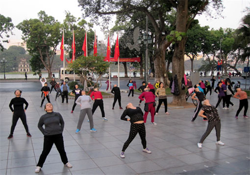 Les berges du lac Hoàn Kiêm, un fitness à ciel ouvert