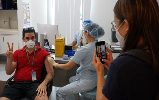 Des Français se font vacciner contre le Covid-19 au Vietnam : « Se sentir en sécurité avant de rentrer chez soi »