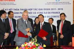 Vietnam-France : Hanoi et l'Île-de-France signent un accord de coopération décentralisée Vietnam-France : Hanoi et l'Île-de-France signent un accord de coopération décentralisée