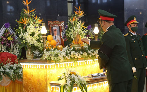 Service commémoratif pour honorer Kostas Sarantidis, le héros grec des Forces armées populaires du Vietnam Service commémoratif pour honorer Kostas Sarantidis, le héros grec des Forces armées populaires du Vietnam