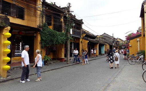 La vieille ville de Hội An limite la circulation des voitures dans le vieux quartier touristique