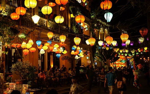 Vietnam : Hoi An éclaire les habitants et les touristes par ses lanternes