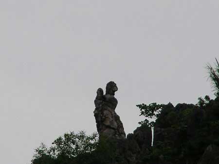 Hon Vong Phu : La montagne étrange de l'attente Hon Vong Phu : La montagne étrange de l'attente