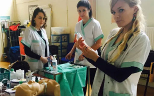 Trois étudiantes infirmières préparent leur stage au Vietnam