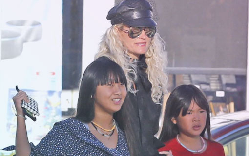 Jade Hallyday, de retour au Vietnam avec sa mère et sa sœur Jade Hallyday, de retour au Vietnam avec sa mère et sa sœur