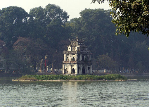 Un jardin d’été : le lac Hoan Kiem à Hanoï (Vietnam) Un jardin d’été : le lac Hoan Kiem à Hanoï (Vietnam)