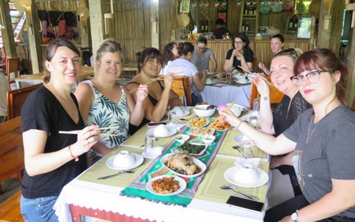 Vietnam: chez l’habitant à Mai Chau, les Lotus d’Or l’ont joué façon « Koh Lanta » Vietnam: chez l’habitant à Mai Chau, les Lotus d’Or l’ont joué façon « Koh Lanta »