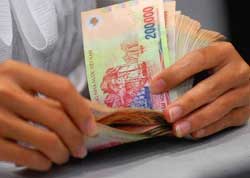 Face à l'inflation galopante, le Vietnam augmente le salaire minimum Face à l'inflation galopante, le Vietnam augmente le salaire minimum