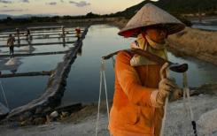 Au Vietnam, le changement climatique ennemi des ouvriers des marais salants Au Vietnam, le changement climatique ennemi des ouvriers des marais salants