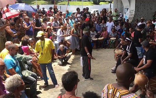Martinique - Spontanéité et transgression joyeuse au rond-point du Vietnam Héroïque le 22 mai Martinique - Spontanéité et transgression joyeuse au rond-point du Vietnam Héroïque le 22 mai