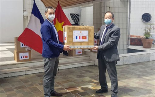 Le Vietnam offre des masques médicaux à des associations et amis français