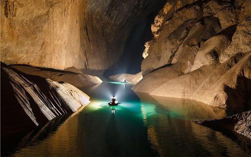 Au Vietnam, des plongeurs explorent un nouveau tunnel dans la plus grande grotte du monde Au Vietnam, des plongeurs explorent un nouveau tunnel dans la plus grande grotte du monde