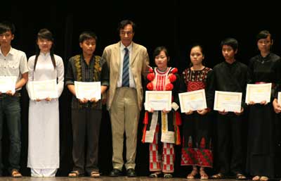 Dix ans de bourses Odon Vallet décernées aux jeunes talents français et vietnamiens Dix ans de bourses Odon Vallet décernées aux jeunes talents français et vietnamiens