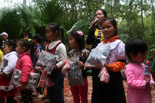 Des lunettes et des fournitures scolaires pour l’ethnie Muong