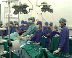 Coopération Vietnam-France dans la chirurgie de l’épaule Coopération Vietnam-France dans la chirurgie de l’épaule
