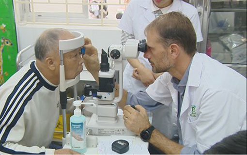 Deux ophtalmologues suisses en mission bénévole à Hanoï