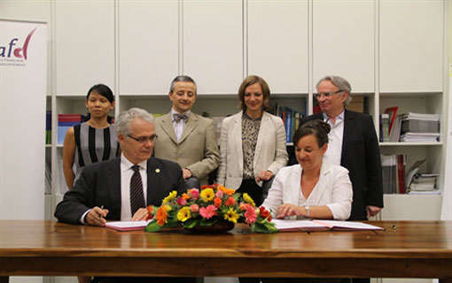 Au Vietnam: Coopération entre le PADDI (Centre de Prospective et d’Études Urbaines) et l’AFD (Agence Française de Développement) Au Vietnam: Coopération entre le PADDI (Centre de Prospective et d’Études Urbaines) et l’AFD (Agence Française de Développement)