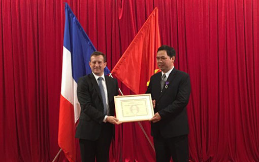 Deux Vietnamiens décorés de l’Ordre français des Palmes académiques