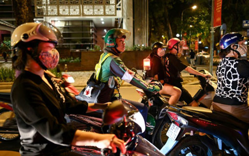 Au Vietnam, les chauffeurs de moto-taxi au chevet des accidentés de la route