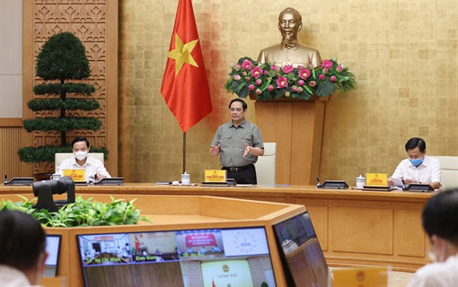 Covid-19: le Premier ministre Phạm Minh Chính met en garde contre une réouverture trop précipitée des entreprises et de commerces dès l'apparition de quelques signes d'amélioration de la situation épidémique