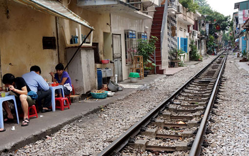 Sur les rails de Hanoi Sur les rails de Hanoi
