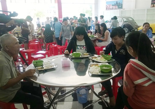 Un repas de 2.000 dôngs (près de 0,1 dollar) à Ninh Thuân Un repas de 2.000 dôngs (près de 0,1 dollar) à Ninh Thuân