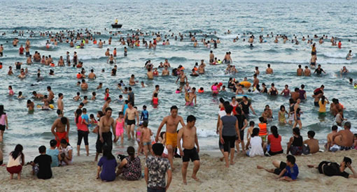 Les vacanciers vietnamiens se ruent sur les plages