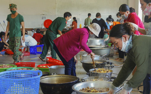 Covid-19 au Vietnam : Des soldats et des civils volontaires deviennent des cuisiniers à plein temps pour fournir les repas aux personnes en quarantaine