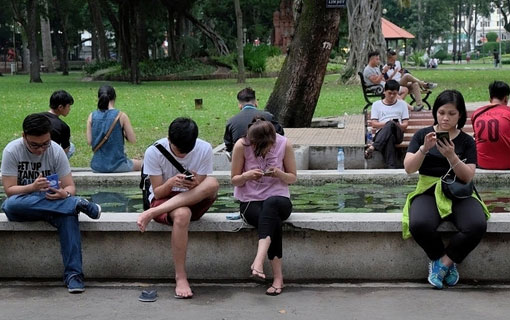 Les Vietnamiens passent en moyenne 6 heures et 47 minutes par jour sur Internet, selon l'étude de Hootsuite et We Are Social