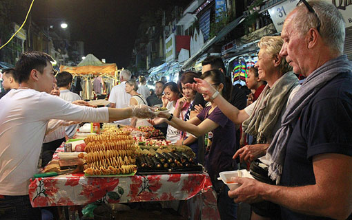 Une publication touristique américaine parle des marchés nocturnes du Vietnam