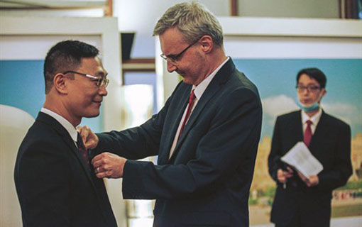 Un professeur vietnamien vient de recevoir la médaille de Chevalier dans l’Ordre des Arts et des Lettres, l’une des plus prestigieuses décorations françaises
