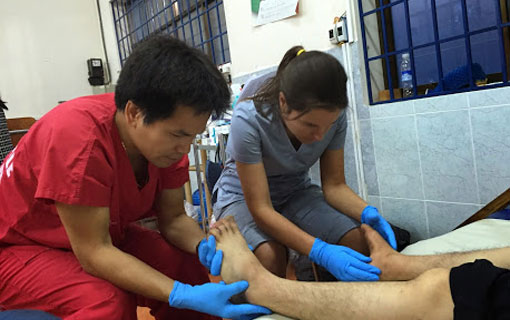 Dix étudiants en podiatrie de l’Université du Québec à Trois-Rivières (UQTR) en mission humanitaire au Vietnam Dix étudiants en podiatrie de l’Université du Québec à Trois-Rivières (UQTR) en mission humanitaire au Vietnam