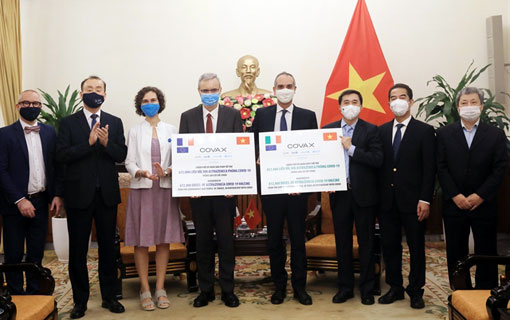 Le Việt Nam reçoit 1,5 million de doses de vaccin contre le COVID-19 offertes par l'Italie et la France