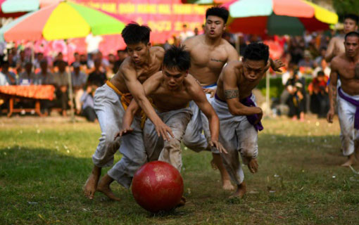 Vietnam: au festival de "Vật Cầu", des athlètes se disputent une grosse balle en bois