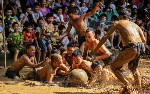 Fête de lutte pour la boule en terrain boueux à Bac Giang
