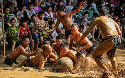 Fête de lutte pour la boule en terrain boueux à Bac Giang Fête de lutte pour la boule en terrain boueux à Bac Giang