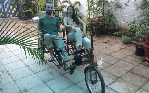Ils sont rentrés du Vietnam sur un vélo en bambou