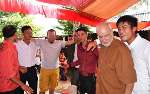 Étrange vietnamien ou vietnamien d’étranger? Étrange vietnamien ou vietnamien d’étranger?