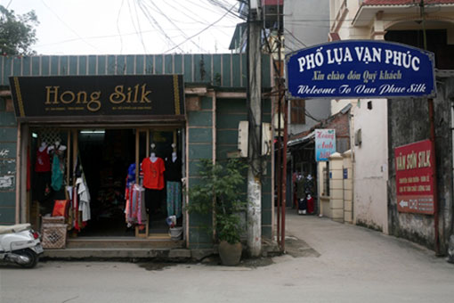 Van Phuc, le village qui vit de la soie