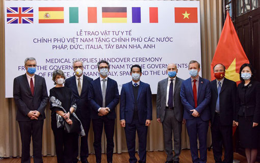 Le Vietnam donne 550.000 masques à cinq pays de l'Union européenne Le Vietnam donne 550.000 masques à cinq pays de l'Union européenne