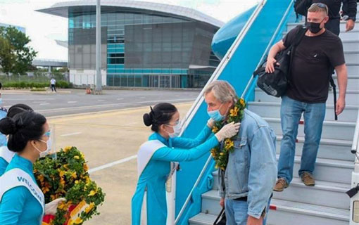Des visiteurs étrangers du premier vol pilote de Vietnam Airline sont arrivés à Đà Nẵng